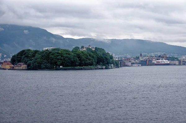 从Vagen港口到Torget海滨和Urriken山的离岸景观 位于挪威历史名城卑尔根之上 斯堪的纳维亚半岛 July 2012 — 图库照片