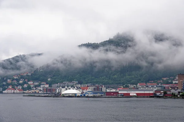 从Vagen港口到Torget海滨和Urriken山的离岸景观 位于挪威历史名城卑尔根之上 斯堪的纳维亚半岛 July 2012 — 图库照片