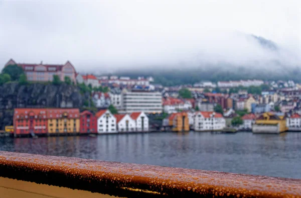 ベガン港からトルゲットのウォーターフロントまでのオフショアビューと ノルウェーのベルゲン スカンディナヴィアの歴史的な街の上にあるウルリンク山 2012年7月19日 — ストック写真
