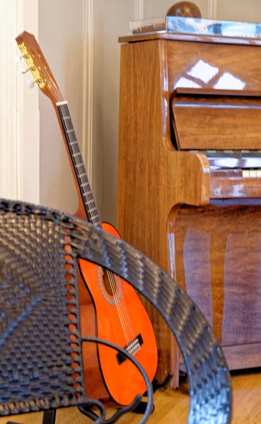 Gitara Krzesło Fortepian Tle Zabytkowym Domu Alesund Norwegia Lipca 2012 — Zdjęcie stockowe