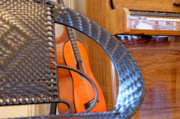 Гитара Стул Фортепиано Заднем Плане Старинном Доме Алезунде Норвегия Июля — стоковое фото