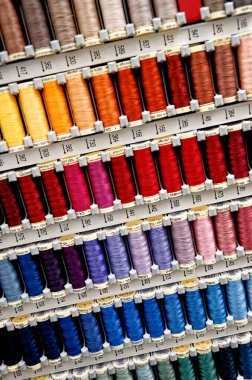 Dikiş için çok renkli iplikler seti - Palette düzenlenmiş birçok farklı renk dikiş iplikleri. Hobi sanatı