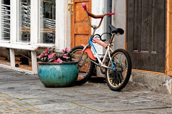 กรยานเด กบนถนนในใจกลางเก าของสตาเวน ในใจกลางเม องของเทศบาลเม องสตาเวนในเม องโรแลนด ประเทศนอร เวย กรกฎาคม — ภาพถ่ายสต็อก
