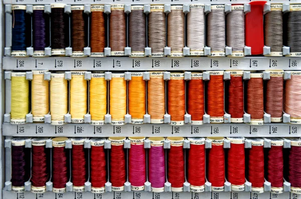 Dikiş Için Çok Renkli Iplikler Seti Palette Düzenlenmiş Birçok Farklı — Stok fotoğraf