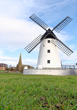 Lytham St Annes Değirmeni. Lytham Windmill, İngiltere 'nin Lancashire eyaletindeki Lytham St Annes kasabasında yer alan bir yel değirmeni. Birleşik Krallık - 24 Şubat 2023