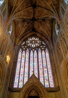 Lekeli cam pencereler yukarı bakıyor. Sör George Gilbert Scott.Worcester Katedrali, Worcester, Worcestershire, İngiltere, İngiltere - 28 Ocak 2023.