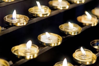 İngiltere 'deki Worcester Katedrali' nde mumların yanıp söndüğü kutsal mum rafı ya da dua rafı. Fotoğraf 28 Ocak 2023 'te çekildi.