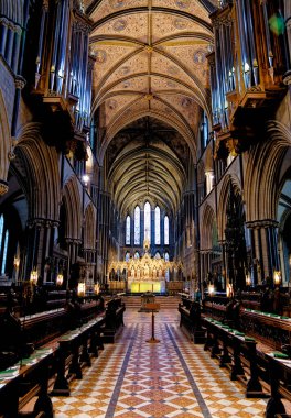 İsa 'nın Katedrali ve Worcester, Worcestershire, İngiltere' deki Bakire Meryem Kilisesi 'nin içindeki heybetli sunak ve mimari - 28 Ocak 2023.