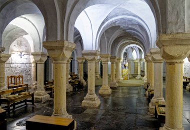 Worcester Katedrali, Worcester, Worcestershire, İngiltere - 28 Ocak 2023. Katedralin altındaki mahzenlerde birkaç kemer ve sütun var. Bastırılmış ışıklandırmalı döşeme taşı.