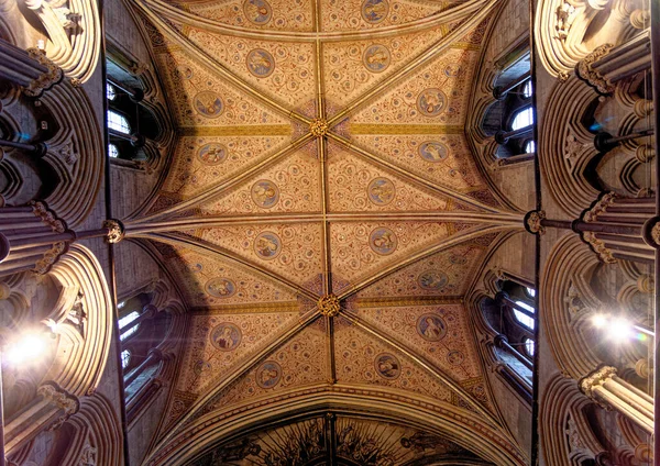 ウスター大聖堂の合唱団の装飾された天井に沿って見ると ウスター ウスター イングランド イギリス 2023年1月28日 — ストック写真