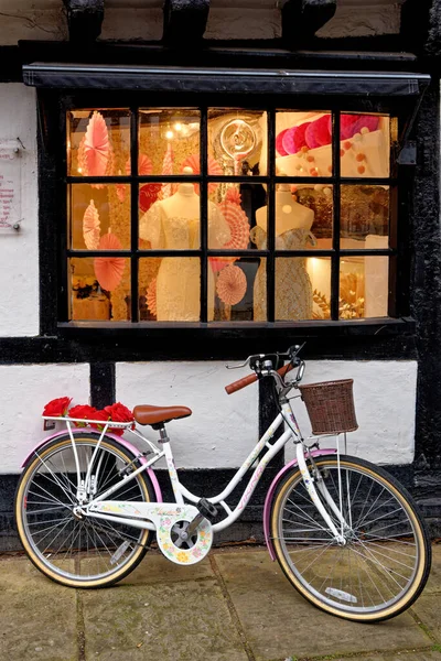Bike Parcheggiata Fronte Negozio Friar Street Worcester Worcestershire Inghilterra Regno — Foto Stock