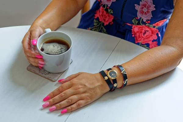 Woman Having Cup Coffee Wearing Fashion Jewelery Londyn Wielka Brytania — Zdjęcie stockowe