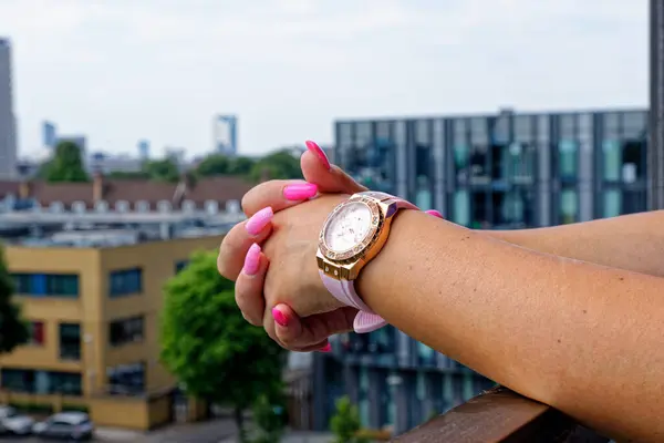 Młoda Kobieta Relaksująca Się Balkonie Zegarku Londyn Wielka Brytania Czerwca — Zdjęcie stockowe