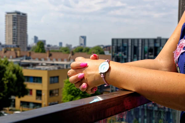 Młoda Kobieta Relaksująca Się Balkonie Zegarku Londyn Wielka Brytania Czerwca — Zdjęcie stockowe
