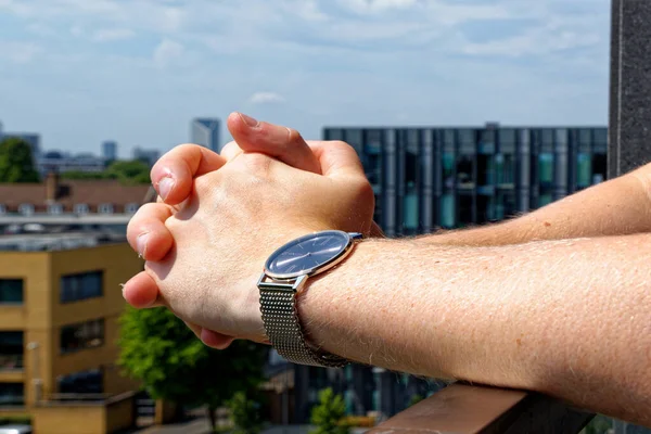 Jovem Relaxante Varanda Usando Relógio Moda Londres Reino Unido Junho — Fotografia de Stock