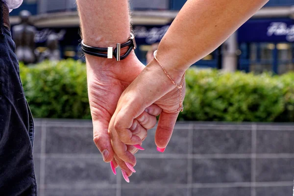 背景为伦敦地标的年轻夫妇 2019年6月1日 英国伦敦 — 图库照片