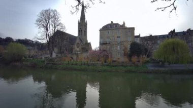 Seyahat güzergahı Birleşik Krallık - Bath, Somerset, İngiltere 'de Avon Nehri - 8 Nisan 2023