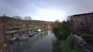 Seyahat güzergahı Birleşik Krallık - Bath, Somerset, İngiltere 'de Avon Nehri - 8 Nisan 2023