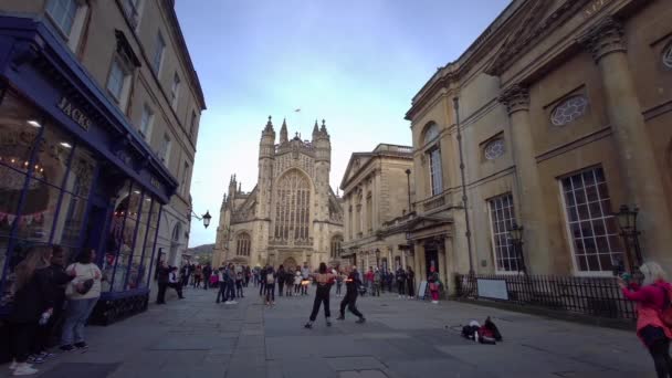 Pouliční Umělci Vystupující Před Lázeňskou Katedrálou Bath Somerset Anglie Dubna — Stock video