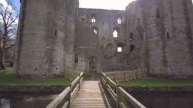 Nunney Kalesi ve Nunney köyündeki hendek. 1370 'lerde Sir John de la Mere, Somerset, İngiltere - 8 Nisan 2023