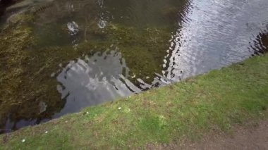 Nunney Kalesi ve Nunney köyündeki hendek. 1370 'lerde Sir John de la Mere, Somerset, İngiltere - 8 Nisan 2023