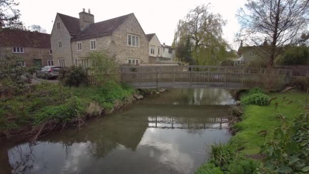 Αρκετά Σπίτια Και Μια Γέφυρα Πάνω Από Τον Ποταμό Mells — Αρχείο Βίντεο
