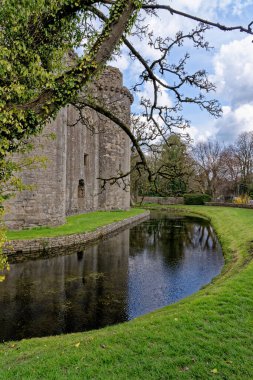 Nunney Kalesi ve Nunney köyündeki hendek. 1370 'lerde Sir John de la Mere, Somerset, İngiltere - 8 Nisan 2023
