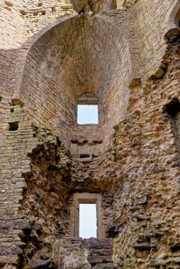 Nunney Kalesi 'nin içinde ve Nunney köyündeki hendekte. 1370 'lerde Sir John de la Mere, Somerset, İngiltere - 8 Nisan 2023
