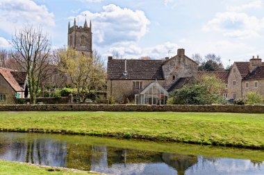 Güneşli bir günde Nunney Köyündeki All Saints Kilisesi, Somerset, İngiltere - 8 Nisan 2023