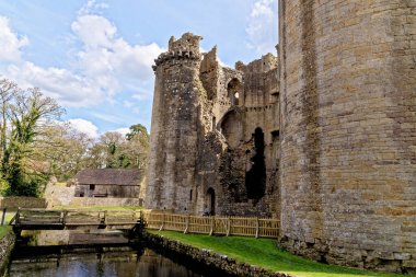 Nunney Kalesi ve Nunney köyündeki hendek. 1370 'lerde Sir John de la Mere, Somerset, İngiltere - 8 Nisan 2023