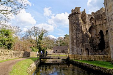 Nunney Kalesi ve Nunney köyündeki hendek. 1370 'lerde Sir John de la Mere, Somerset, İngiltere - 8 Nisan 2023
