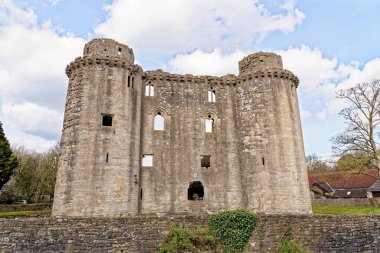 Nunney Kalesi ve Nunney köyündeki hendek. 1370 'lerde Sir John de la Mere, Somerset, İngiltere - 8 Nisan 2023
