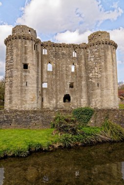 Nunney Kalesi ve Nunney köyündeki hendek. 1370 'lerde Sir John de la Mere, Somerset, İngiltere - 8 Nisan 2023