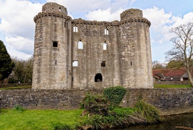 Nunney Kalesi ve Nunney köyündeki hendek. 1370 'lerde Sir John de la Mere, Somerset, İngiltere - 8 Nisan 2023