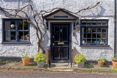 Güneşli bir günde Nunney Köyü 'ndeki eski ev, Somerset, İngiltere, Birleşik Krallık - 8 Nisan 2023