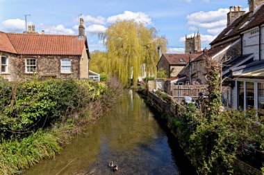 Güzel kulübeler ve Nunney 'deki Mells Nehri. Nunney Köyü, Somerset, İngiltere - 8 Nisan 2023