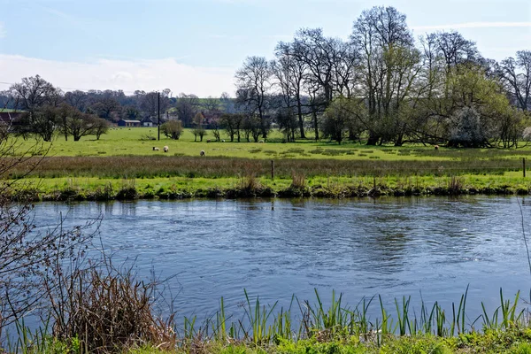 Englische Frühlingslandschaft Mit Fluss Avon Bristol Avon Bei Upper Woodford — Stockfoto