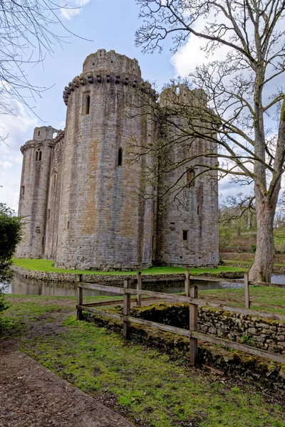 Zamek Nunney Fosa Miejscowości Nunney Wybudowany 1370 Roku Przez Sir — Zdjęcie stockowe