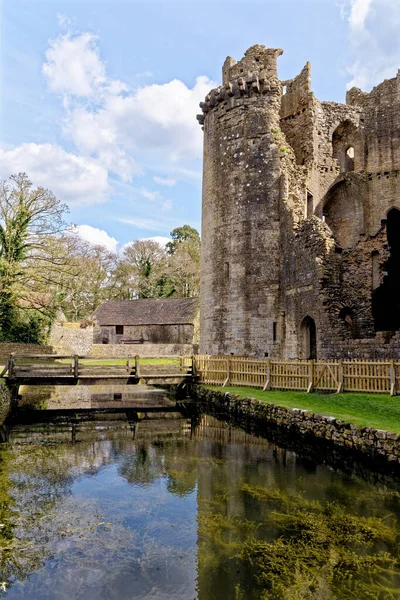 Nunney Kalesi ve Nunney köyündeki hendek. 1370 'lerde Sir John de la Mere, Somerset, İngiltere - 8 Nisan 2023