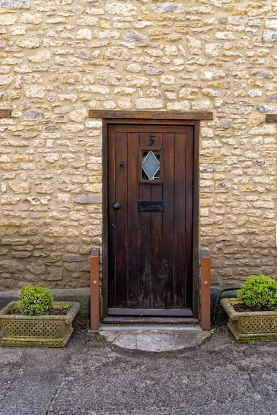 2023年4月8日 英国萨默塞特 阳光灿烂的日子里 纳尼村的老房子入口门 — 图库照片