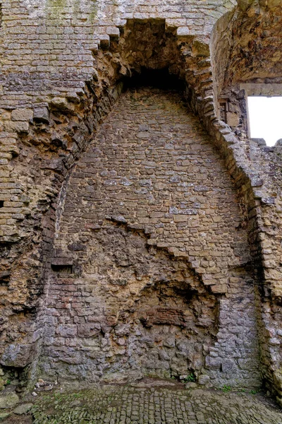ヌニー村のヌニー城と堀の壁の内側 イギリス サマセット州サー ジョン 英語版 によって1370年代に建てられた 2023年4月8日 ストック画像