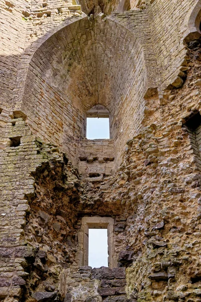ヌニー村のヌニー城と堀の壁の内側 イギリス サマセット州サー ジョン 英語版 によって1370年代に建てられた 2023年4月8日 ストック写真