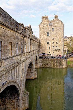 Seyahat güzergahı Birleşik Krallık - Bath, Somerset, İngiltere 'deki Avon nehri üzerindeki Weir ve Pulteney Köprüsü - 8 Nisan 2023