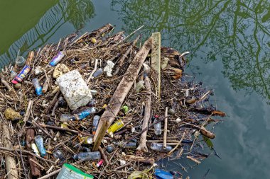 Avon nehrinde yüzen çöp. Birleşik Krallık 'taki Avon Nehri' nin durgun sularında çöp toplama