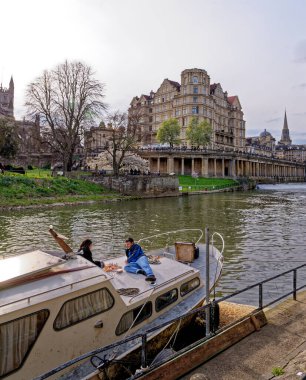 Seyahat yeri Birleşik Krallık - Empire Hotel ve Colonnade on River Avon Bath, Somerset, İngiltere - 8 Nisan 2023
