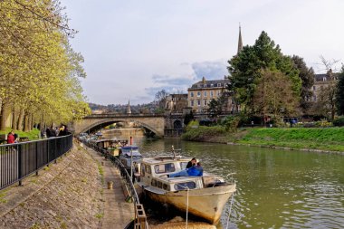 Seyahat güzergahı Birleşik Krallık - Bath, Somerset, İngiltere 'deki Avon Nehri boyunca görünüm - 8 Nisan 2023