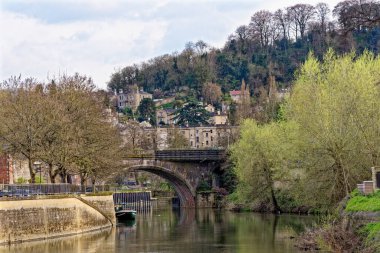 Seyahat güzergahı Birleşik Krallık - Bath, Somerset, İngiltere 'deki Avon Nehri boyunca görünüm - 8 Nisan 2023