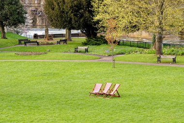 Bath Spa 'daki Parade Gardens Parkı' nın keyfini çıkarıyorum. Bath, Somerset, İngiltere - 8 Nisan 2023