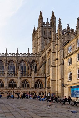 Bath Abbey ya da Bath Katedrali olarak bilinen Saint Peter ve Saint Paul Manastırı Kilisesi - Bath, Somerset, İngiltere, Birleşik Krallık - 8 Nisan 2023