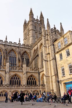 Bath Abbey ya da Bath Katedrali olarak bilinen Saint Peter ve Saint Paul Manastırı Kilisesi - Bath, Somerset, İngiltere, Birleşik Krallık - 8 Nisan 2023